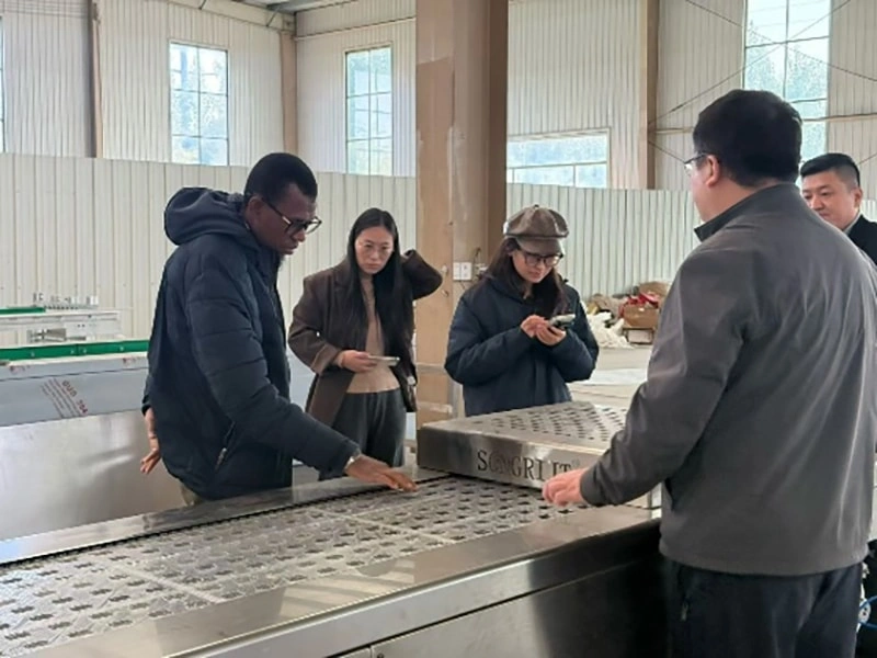 Перспективы бизнес-кооперации в производстве упаковщиков вакуумных упаковок расширяются, поочередно приезжают клиенты из Африки и Сингапура